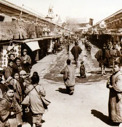 Escena callejera en el distrito de Asakusa de Tokio, Japón, c.1900